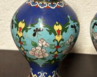 装飾的な木製の台座に置かれた美しい中国のアンティーク七宝焼き花瓶の