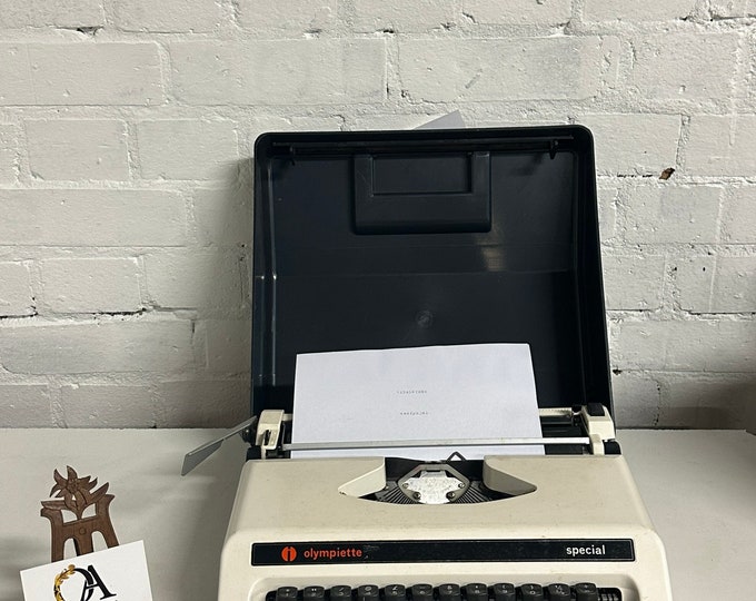 Vintage Circa 1980’s Olympiette Special Portable Typewriter With Original Case