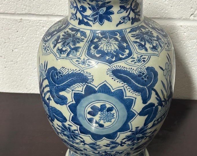 Beautiful Large Vintage Blue & White Da Qing Qianlong Oriental Vase
