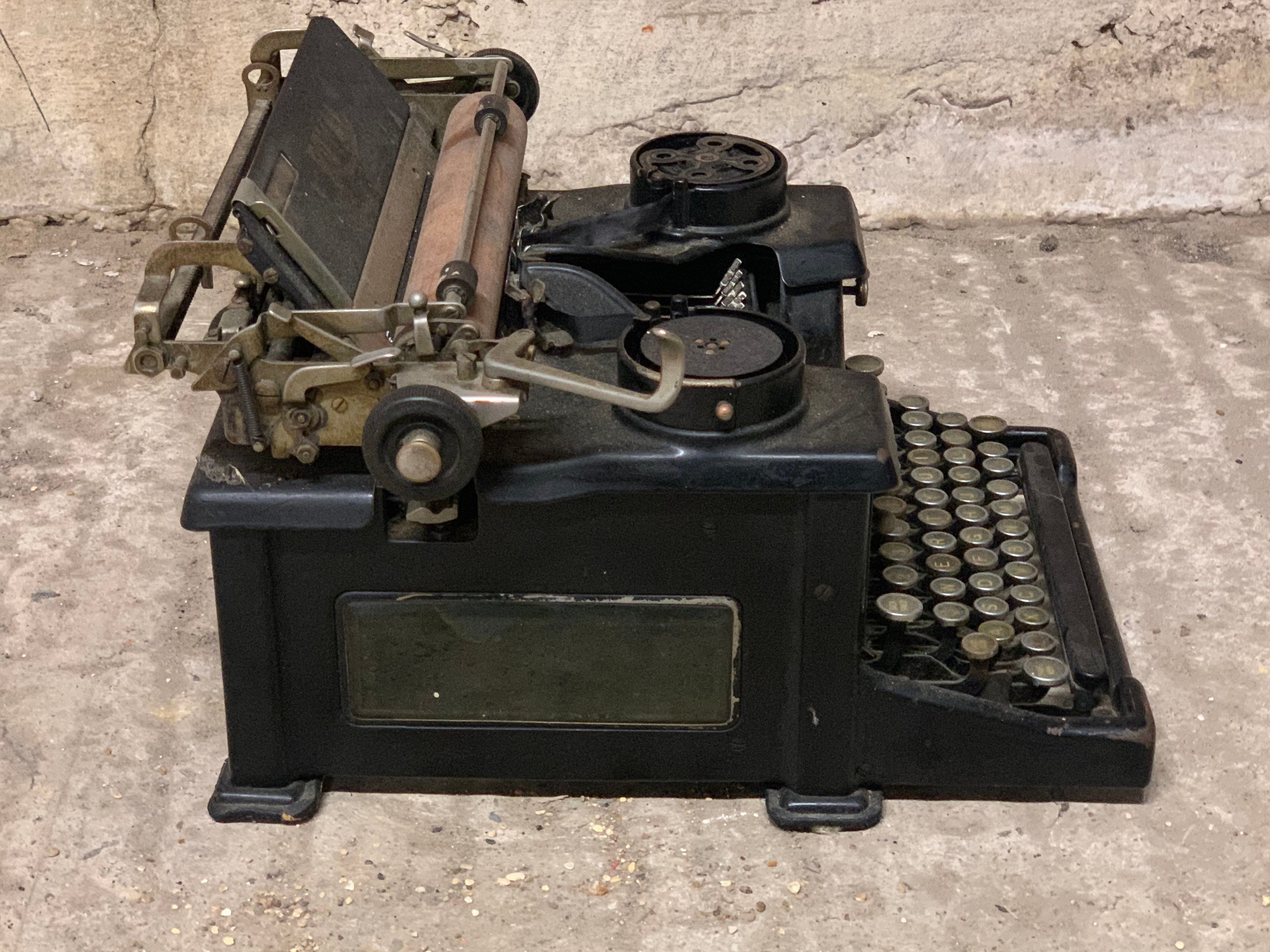 Original Vintage 1920’s Royal Typewriter