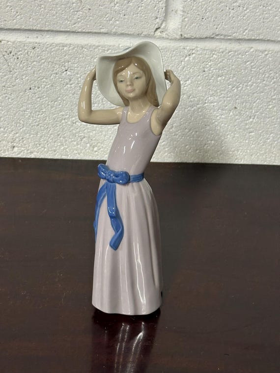 Beautiful Lladro Porcelain 10inch Coy Girl Figurine #5011 Purple