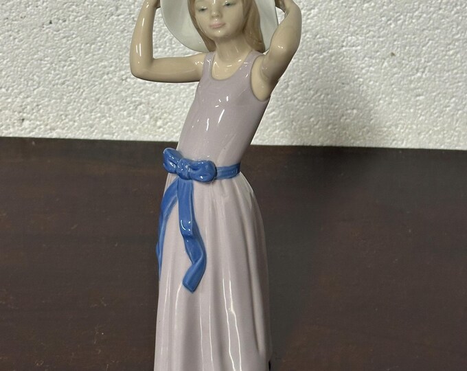 Beautiful Lladro Porcelain 10inch Coy Girl Figurine #5011 Purple Dress With Wide Brim Hat