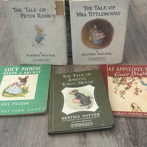 Peut inclure: Plusieurs livres pour enfants anciens, dont "The Tale of Peter Rabbit" et "The Tale of Mrs. Tittlemouse" de Beatrix Potter. D'autres titres incluent "Lucy Mouse Keeps a Secret" et "At Appletree Farm".