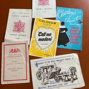 Op de afbeelding: Een verzameling vintage theaterprogramma's, waaronder een programma voor het Royal Opera House Covent Garden, een programma voor het Sadler's Wells Ballet, een programma voor het Coliseum, een programma voor de Lord Mayor's Show en een programma voor het toneelstuk "Chorley's Aunt".