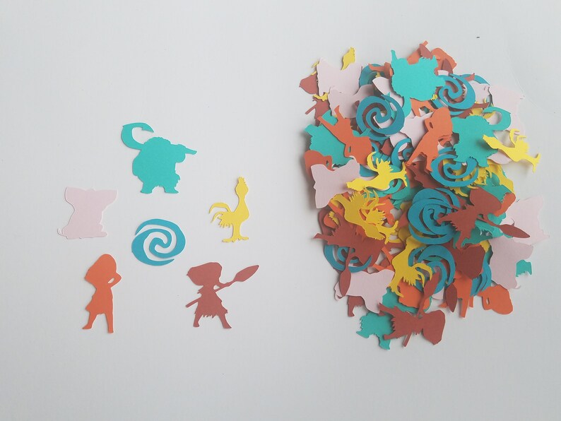 Puede incluir: Recortes de papel de colores de personajes y s&iacute;mbolos de una popular pel&iacute;cula de animaci&oacute;n. Los recortes son de varios colores, incluyendo turquesa, naranja, amarillo y marr&oacute;n. Algunos recortes est&aacute;n dispersos, otros agrupados.
