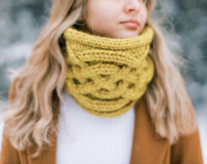 Knitting Pattern / Knit Scarf Pattern / Chunky Knit Pattern / Bulky Knit Pattern / Easy Scarf Knitting Pattern / The Cabled Mira Mhór Cowl
