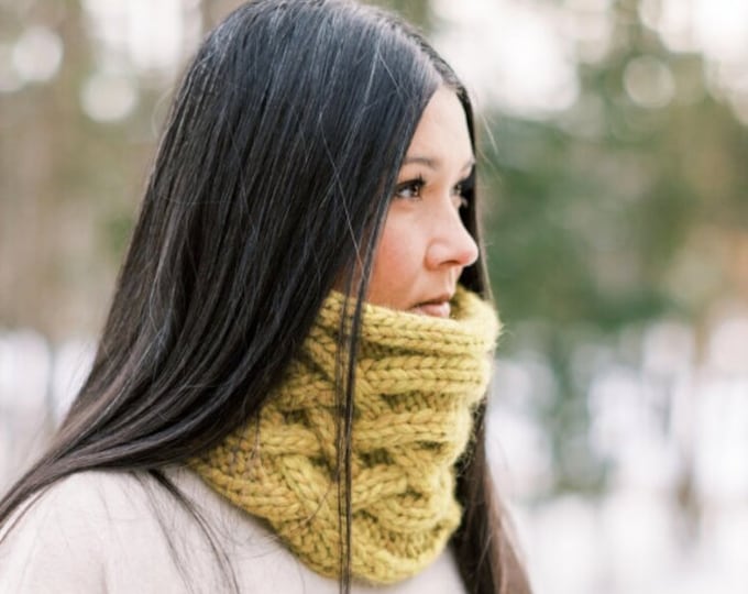 Knitting Pattern / Knit Scarf Pattern / Chunky Knit Pattern / Bulky Knit Pattern / Easy Scarf Knitting Pattern / The Cabled Mira Mhór Cowl