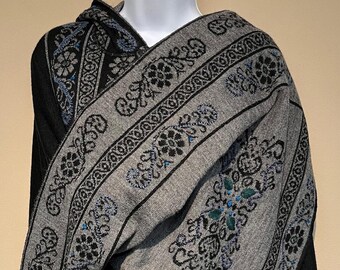 Omkeerbare grijze/zwarte alpaca ruana met capuchon, handgeborduurd het hele jaar door omslagdoek voor mode, uniek cadeau voor stijlvolle vrouwen, Moederdagcadeau