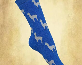 Puede incluir: Calcetines azules con un patrón de alpaca blanco.