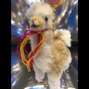 Alpaka Puppe Schlüsselanhänger, Handgemachter Gefilzter Alpaka Begleiter, Perfektes Taschen Accessoire, Nachdenkliches Geschenk für Alpaka Liebhaber, niedliches Taschen Accessoire