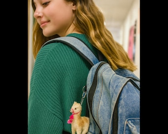 Llavero de muñeca de alpaca de fieltro hecho a mano: accesorio para bolso