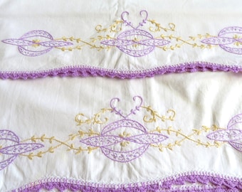 Federe standard vintage anni '70 ricamate a mano, set di 2, finiture all'uncinetto color lavanda, dettagli floreali