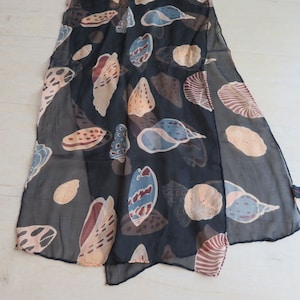 REDfish DESIGNS Vintage Sheer Silk Neck Scarf Ręcznie zwijany Czarne muszle 13" x 62"