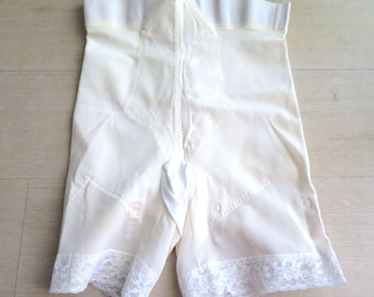 Faja de talle alto color crema/beige de la marca Promise by Poirette, estilo años 60, con ligas y paneles de soporte ribeteados de encaje. Hecha en EE. UU. Faja moldeadora vintage, talla pequeña.