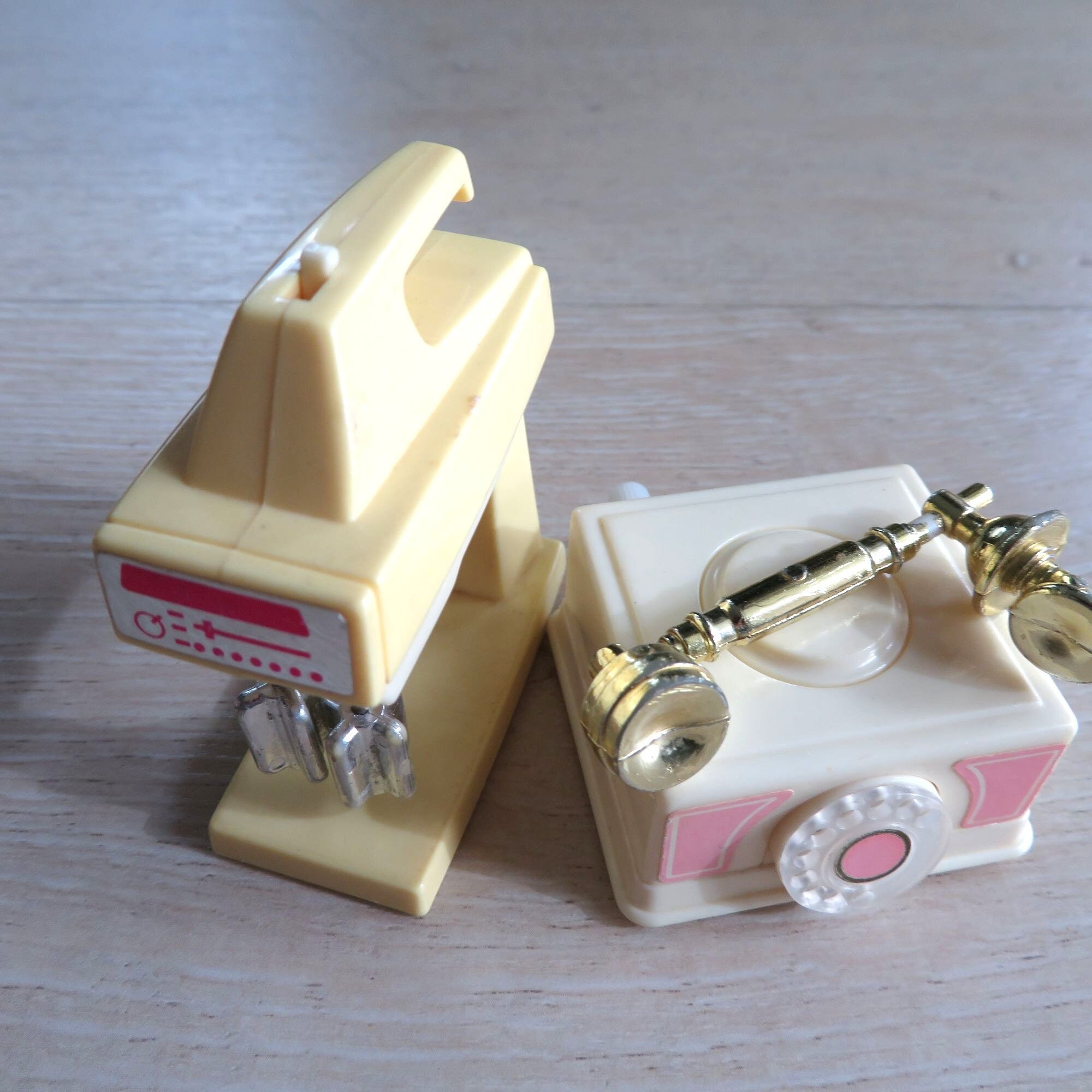 バービー barbie 電話機 ヴィンテージ Lot of 2 Vintage 80s Barbie Mini Wind-up Dollhouse Accessory