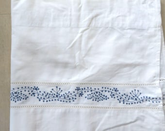 Cenefa blanca vintage Martha Stewart Everyday de algodón azul bordado de 152 x 33 cm con diseño floral y ribete de ganchillo.