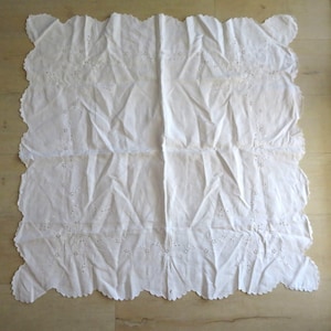 Vintage White Embroidered Linen Tablecloth Scalloped Edges Floral Design 34&quot; x 34&quot;