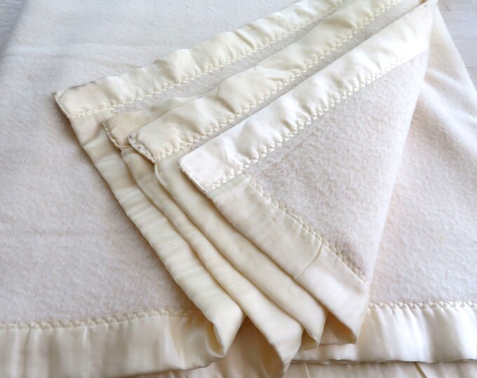 Vintage Twin Acrylic Thermal Blanket Light Yellow Satin Trim 64 X 98