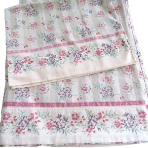 Drap plat 2 taies d&#39;oreiller standard JC Penny vintage, floral beige rose violet fabriqué aux États-Unis