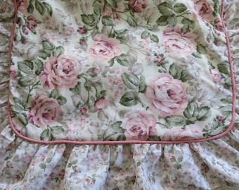 Fronhas Vintage Springs Floral com Babados, 2 Rosas Cor-de-Rosa Padrão, Acabamento em Renda, Estilo Campestre, Fabricadas nos EUA