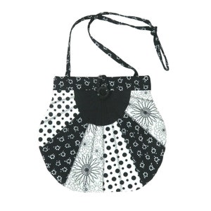 Bolso de hombro reversible con diseño de patchwork acolchado y hecho a mano vintage, con cierre de botón y diseño floral en blanco y negro