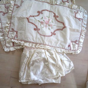 Nytt vintage King Shams & Bedkjolset Sidenband Rosa sammet Mönster Krämfärgad Satin