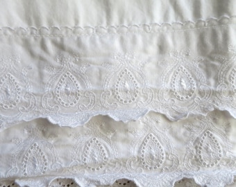Vintage-Kingsize-Spannbettlaken mit besticktem, gewelltem Saum – weiße Baumwollbettwäsche