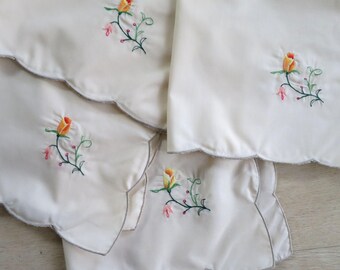 Vintage Embroidered Floral Napkins, Scalloped Cream Linens, Set of 4