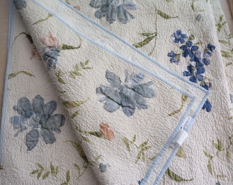 Trapunta vintage anni '90 Liz Claiborne con applicazioni floreali, in cotone, blu e rosa, per letto singolo.