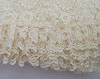 Cortina de renda vintage com estampa floral, 690 cm de largura x 61 cm de comprimento, amarela, com bainha ondulada e babados. Elegante decoração para janela.