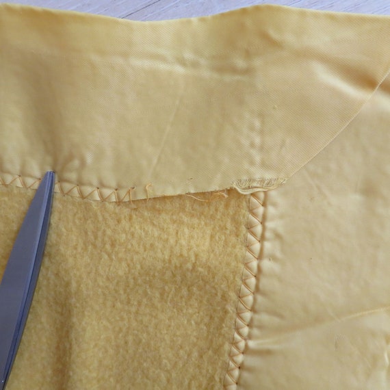 Vintage Gold Acrylic Thermal Blanket All Around Satin Trim Queen king 103 X 90 USA Etsy Canada