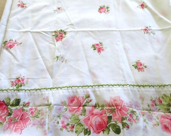Sábana plana grande vintage Springmaid con estampado floral de rosas rosas y ribete verde, percal, fabricada en EE. UU. Estilo rústico.