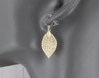 Könnte beinhalten: Goldene Blatt-Ohrhänger mit einem zarten, filigranen Design. Die Ohrringe sind aus leichtem Metall gefertigt und haben einen schlichten, eleganten Stil.