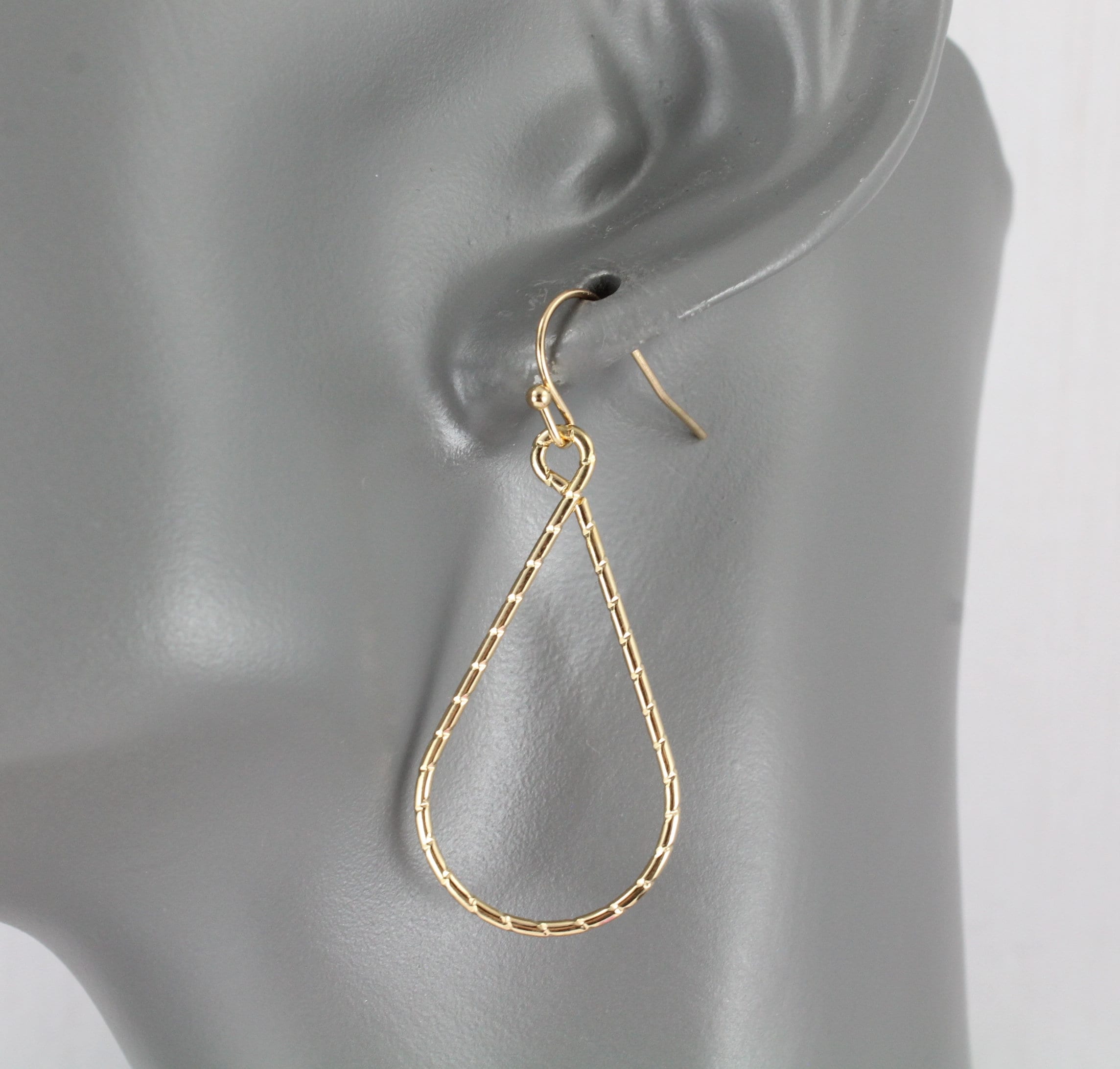 TEAR dangle earring サイズ：縦2.9mm/横0.8mm | RELIABYTICS.COM