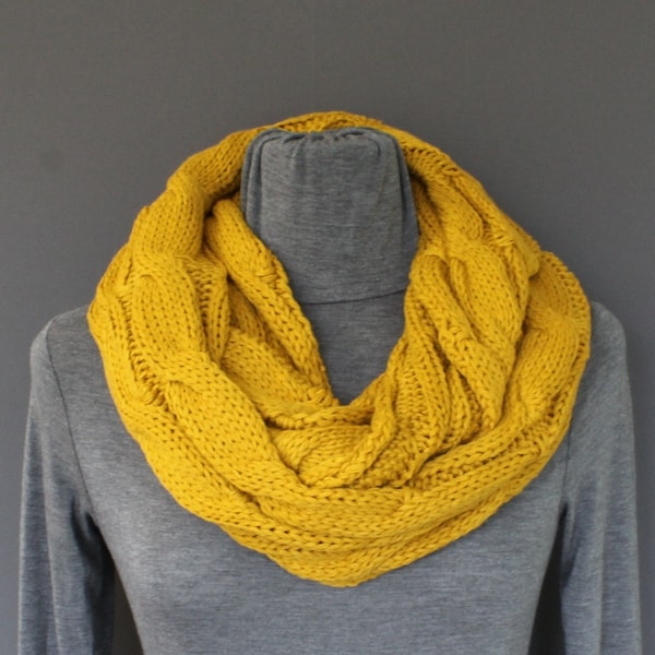 Écharpe à l'infini en tricot torsadé moutarde douce grosse maille cercle boucle sans fin longue écharpe circulaire jaune moutarde écharpe torsadée écharpe automne hiver