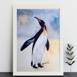 Puede incluir: Pintura acuarela de un ping&uuml;ino de pie sobre un fondo blanco con un cielo azul claro en el fondo. El ping&uuml;ino est&aacute; mirando hacia la derecha y tiene un cuerpo blanco y negro con un pico amarillo y marcas naranjas alrededor de los ojos.