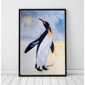 Puede incluir: Pintura acuarela de un ping&uuml;ino de pie sobre un fondo blanco. El ping&uuml;ino est&aacute; mirando hacia la derecha y tiene plumas blancas y negras con un pico naranja. La pintura tiene un fondo azul y blanco.