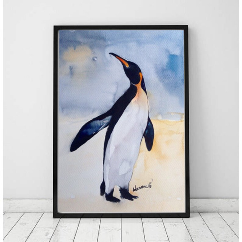 Puede incluir: Pintura acuarela de un ping&uuml;ino de pie sobre un fondo blanco. El ping&uuml;ino est&aacute; mirando hacia la derecha y tiene plumas blancas y negras con un pico naranja. La pintura tiene un fondo azul y blanco.