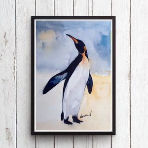 Puede incluir: Pintura acuarela de un ping&uuml;ino rey de pie en una playa de arena con un cielo azul y amarillo de fondo. La pintura est&aacute; firmada "remarkable".