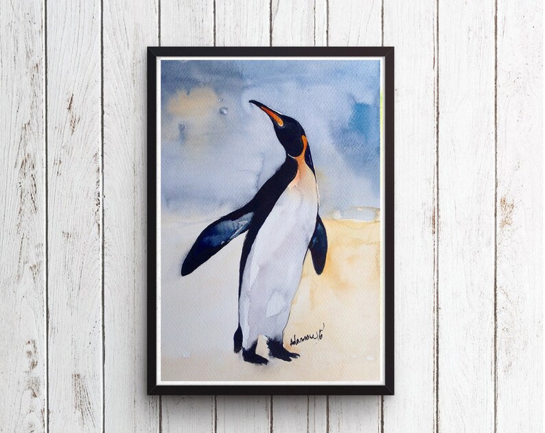 Puede incluir: Pintura acuarela de un ping&uuml;ino rey de pie en una playa de arena con un cielo azul y amarillo de fondo. La pintura est&aacute; firmada "remarkable".