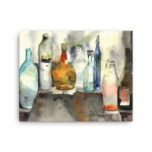 Puede incluir: Una pintura de acuarela de un bodeg&oacute;n con una colecci&oacute;n de botellas de vidrio de varias formas y tama&ntilde;os. Las botellas est&aacute;n dispuestas sobre una superficie de madera y est&aacute;n pintadas en tonos de azul, verde, marr&oacute;n y naranja.