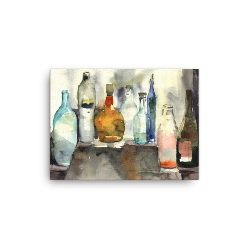 Puede incluir: Una pintura de acuarela de un bodeg&oacute;n con una colecci&oacute;n de botellas de vidrio de varias formas y tama&ntilde;os. Las botellas est&aacute;n dispuestas en una fila sobre una superficie de madera y est&aacute;n llenas de l&iacute;quidos de diferentes colores. Las botellas est&aacute;n pintadas en un estilo realista con colores suaves y apagados.