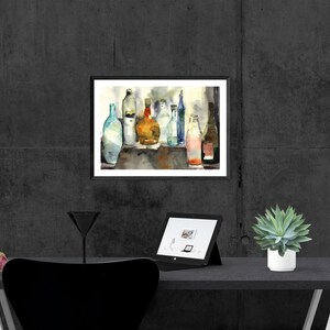 Puede incluir: Pintura acuarela de un bodeg&oacute;n con una colecci&oacute;n de botellas de vidrio de varias formas y tama&ntilde;os. Las botellas est&aacute;n llenas de l&iacute;quidos de diferentes colores, incluyendo transparente, azul, verde y rojo. Las botellas est&aacute;n dispuestas sobre una mesa con un fondo blanco.
