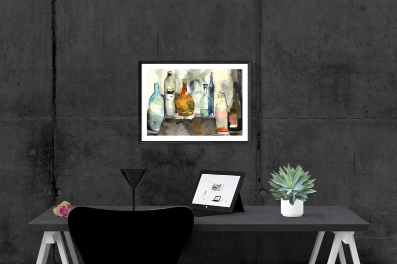 Puede incluir: Pintura acuarela de un bodeg&oacute;n con una colecci&oacute;n de botellas de vidrio de varias formas y tama&ntilde;os. Las botellas est&aacute;n llenas de l&iacute;quidos de diferentes colores, incluyendo transparente, azul, verde y rojo. Las botellas est&aacute;n dispuestas sobre una mesa con un fondo blanco.