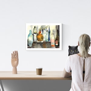 Puede incluir: Pintura acuarela de un bodeg&oacute;n con una variedad de botellas de vidrio en diferentes colores y formas. Las botellas est&aacute;n dispuestas en un estante e iluminadas por una luz suave.