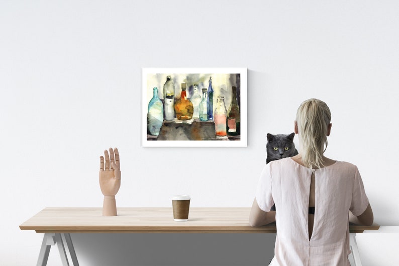 Puede incluir: Pintura acuarela de un bodeg&oacute;n con una variedad de botellas de vidrio en diferentes colores y formas. Las botellas est&aacute;n dispuestas en un estante e iluminadas por una luz suave.