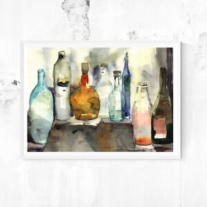 Puede incluir: Pintura acuarela de un bodeg&oacute;n con una colecci&oacute;n de botellas de vidrio de varias formas y tama&ntilde;os. Las botellas est&aacute;n dispuestas en una fila sobre una mesa y est&aacute;n llenas de l&iacute;quidos de diferentes colores. La pintura est&aacute; realizada en un estilo realista y presenta colores suaves y apagados.