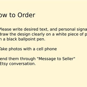 Pu&ograve; includere: Immagine con istruzioni intitolata "Come ordinare". I passaggi includono la scrittura di testo o il disegno su carta bianca con una penna nera, scattare foto con un telefono cellulare e inviarle tramite "Messaggio al venditore" su Etsy.