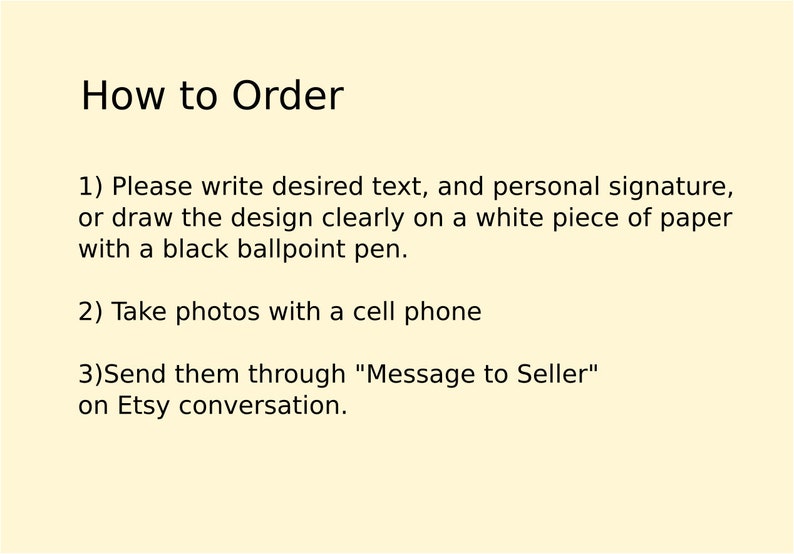 Pu&ograve; includere: Immagine con istruzioni intitolata "Come ordinare". I passaggi includono la scrittura di testo o il disegno su carta bianca con una penna nera, scattare foto con un telefono cellulare e inviarle tramite "Messaggio al venditore" su Etsy.