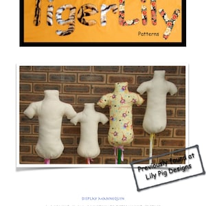 Puede incluir: Cuatro maniquíes de tela, tres son de color blanco liso y uno está cubierto con una tela amarilla con un patrón floral. Los maniquíes están de pie frente a una pared de ladrillo. El texto "Previously found at Lily Pig Designs" está en un cuadro blanco con un borde negro.
